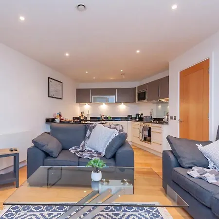 Pass The Keys Granary Wharf Deluxe - Balcony And Rooftop Garden Apartment *